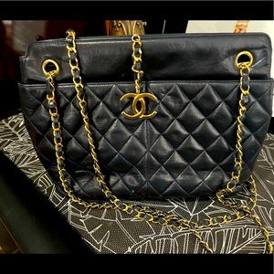 Beautiful CHANEL tote bag in great condition.
